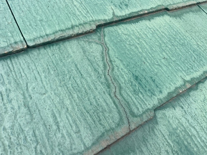 劣化によってひび割れが発生しているスレート屋根の状態